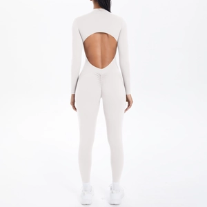 Details des rückenfreien Sport-Bodysuits mit gerafftem Gesäßdesign und Stehkragen in Beige