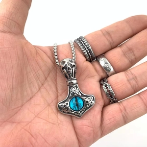 Pendentif Marteau de Thor en acier inoxydable argenté avec oeil de dragon bleu et crâne