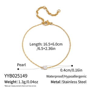 Dettaglio del bracciale in acciaio inossidabile placcato oro 18K con perla e misure