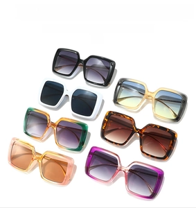 Vista piatta di occhiali da sole quadrati alla moda in sette colori sfumati assortiti