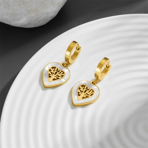 Boucles d'oreilles cœur doré avec motif arbre de vie en nacre blanche sur socle chic