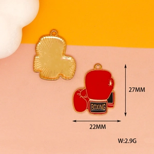 Dettaglio di un ciondolo a forma di guantone da boxe da 27 mm con placcatura in oro