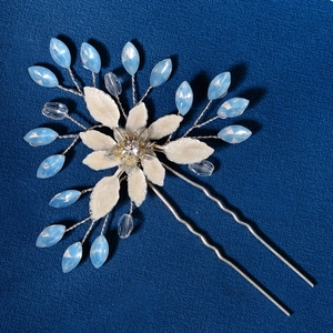 Dettaglio forcina sposa argento con fiore in smalto bianco e foglie di cristallo blu