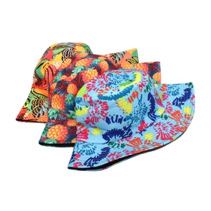Detailansicht der Anglerhüte mit tropischem Ananas-Print und abstrakten Mustern für die Sonne