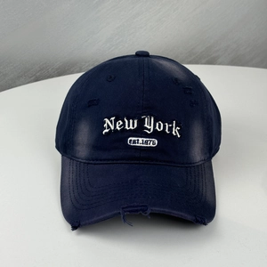 Detail der New York Stickerei und Vintage-Distressed-Finish auf marineblauer Kappe