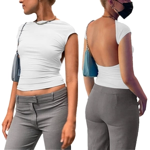 Nauwsluitende witte crop top met hoge hals en open rug voor dames, voor- en achteraanzicht