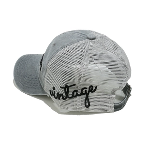 Vista laterale del cappello trucker grigio a rete con ricamo vintage e cinturino