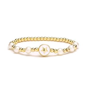 Pulsera de cuentas doradas y perlas blancas con un colgante de estrella esmaltada