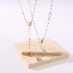 Collana a farfalla in oro 18 carati e argento con pendenti in conchiglia bianca elegante