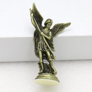 Dettaglio di una statua in bronzo dell'arcangelo Michele con ali e lancia