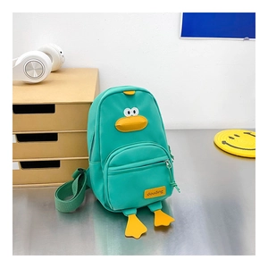 Dettaglio del marsupio verde a forma di papera per bambini con becco giallo e zampe in 3D