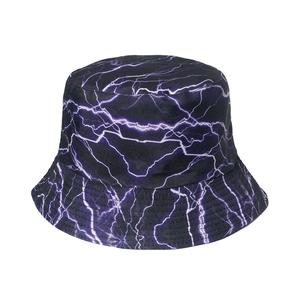 Chapeau bob style urbain avec imprimé éclair violet sur toile noire