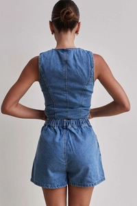 Rückansicht eines blauen Denim-Sets bestehend aus ärmellosem Top und Shorts mit Gummizug