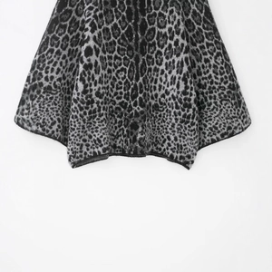Damen Strickrock mit Leopardenmuster in Grau und Schwarz und glattem Saumabschluss