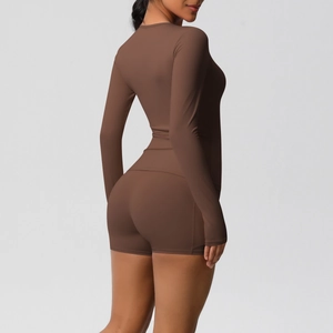 Vue latérale de l'ensemble de yoga marron chocolat avec short taille haute et haut ajusté