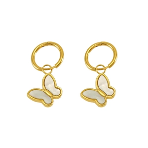 Gros plan de boucles d'oreilles papillon dorées avec incrustation d'ailes en nacre