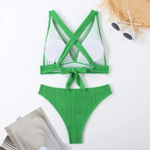 Detailansicht des grasgrünen Ripp-Bikini-Sets mit herausnehmbaren Polstern und Zubehör