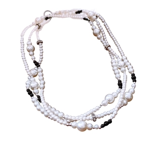 Collier de perles multicouche vintage français avec accents noirs et cristaux brillants