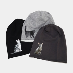 Détail de bonnets en tricot avec des imprimés de chats réalistes en noir, gris clair et foncé