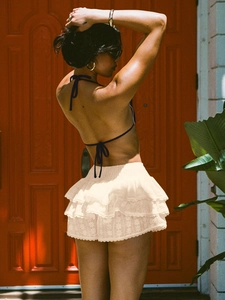 Mini-jupe blanche en dentelle à volants superposés, photo de vacances style de vie