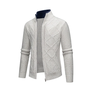 Detail der hellgrauen Herren-Strickjacke mit Rautenmuster, Reißverschluss und Stehkragen