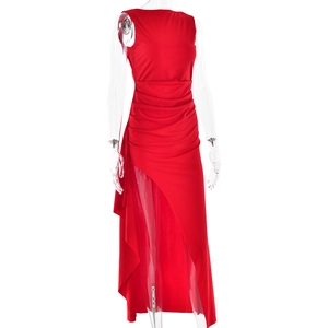 Robe rouge sans manches à dos nu avec fente latérale et détails froncés