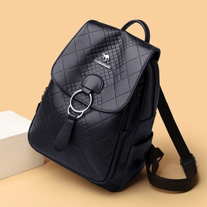 Sac à dos noir en cuir avec matelassage en losanges et boucle décorative argentée