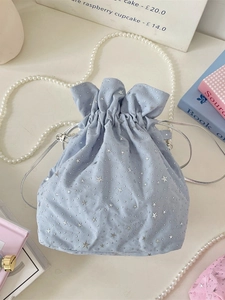 Borsa a secchiello in tela blu con stampa stelle argentate e tracolla di perle
