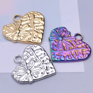 Pendentif cœur en acier inoxydable avec gaufrage de fleurs en or, argent et arc-en-ciel