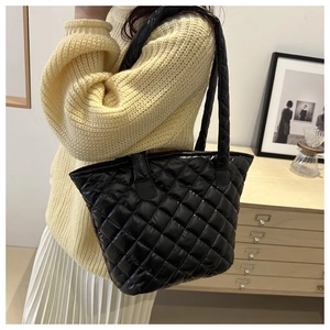 Vue détaillée du sac cabas matelassé noir montrant la texture en nylon et le motif en losange
