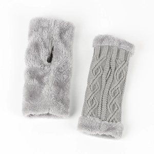 Détail de mitaines en tricot gris montrant la doublure en peluche et le trou du pouce