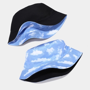Cappello a secchiello reversibile con stampa di nuvole e tessuto di cotone nero