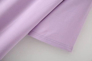 Makroaufnahme von lila Strickstoff mit hochwertigen Details der Doppelnadel-Nähtechnik