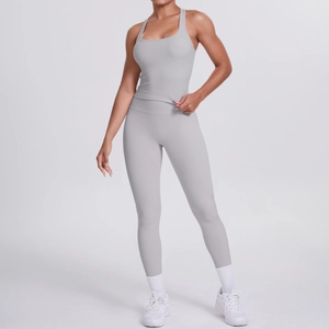 Vue complète détaillée d'un ensemble de yoga gris clair avec legging sans couture et haut