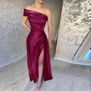 Robe de soirée élégante en satin bordeaux avec épaule dénudée et fente latérale haute
