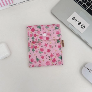 Detailansicht der gesteppten Mini-Tasche mit Blumenmuster und weicher Textur