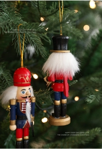 Detail eines 13 cm großen Nussknackers aus Holz an einem Weihnachtsbaum mit festlichem Licht
