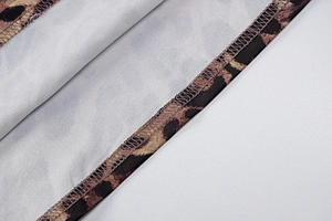 Nahaufnahme des Leopardenmusters mit hochwertigen Overlock-Stichen und feinen Nähten