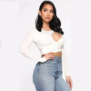 Detail eines weißen Langarm-Crop-Tops mit Cut-out-Design und Taillen-Bindebändern