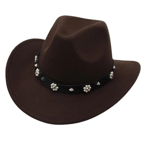 Chapeau fedora marron foncé à bord large avec perles et rivets argentés sur bandeau cuir