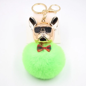 Dettaglio portachiavi Bulldog Francese con pompon verde e ciondolo a testa di cane dorato