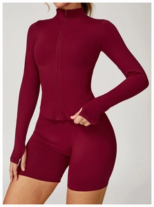Détail de l'ensemble de yoga bordeaux sans couture avec col montant et texture côtelée