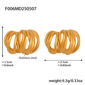 Macro view of C-shaped stainless steel earrings with size and weight 9.3g detail