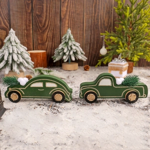 Voiture de Noël rétro en bois vert avec roues dorées pailletées sur de la fausse neige