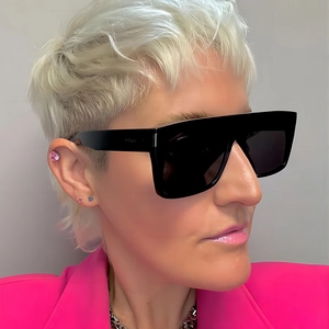 Chic black oversized square frame Y2K sunglasses for men and women on fashion model