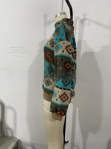 Dettaglio della giacca in pile sherpa con stampa etnica geometrica e collo alto