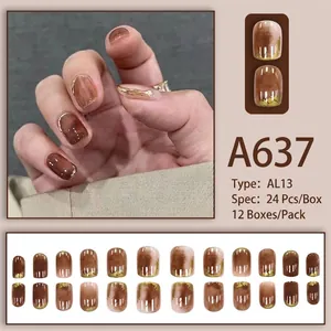 Détail des ongles A637 effet marbre marron avec feuille d'or et coffret de 24 pièces
