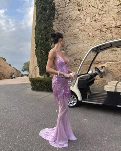 Detail des lavendelfarbenen Pailletten-Oberteils und Tüllrock am rückenfreien Kleid