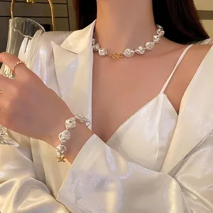 Ensemble collier et bracelet en perles baroques avec fermoir en T doré sur un mannequin