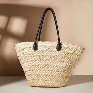 Sac de plage en paille de style ethnique avec anses en cuir noir et intérieur spacieux